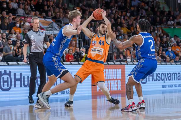 其中包括基 其中包括基